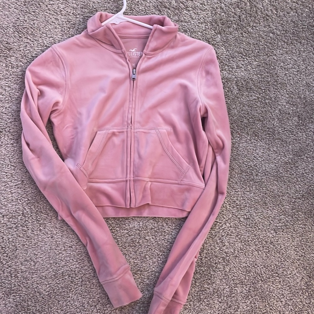 hollister pink cropped velvet hoodie 💗